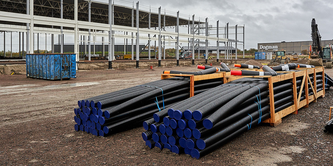 Byggeplass med Maxitherm Coolmant kulvertrør liggende klart for installasjon