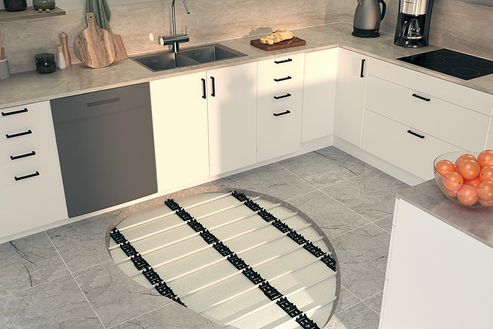 Rør i gulvet i kjøkkenet