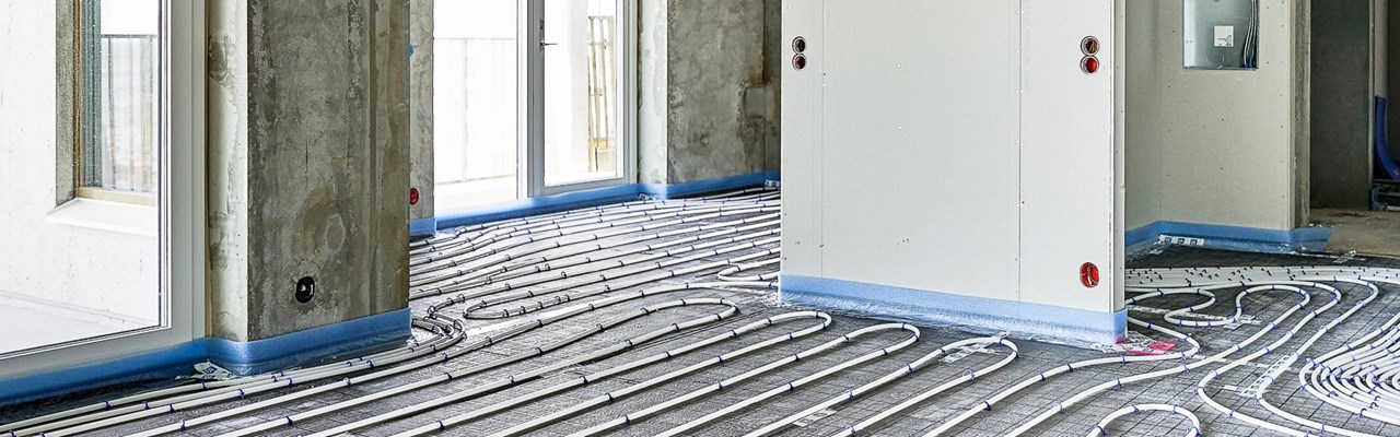 Gulvvarmerør lagt ut på gulvet