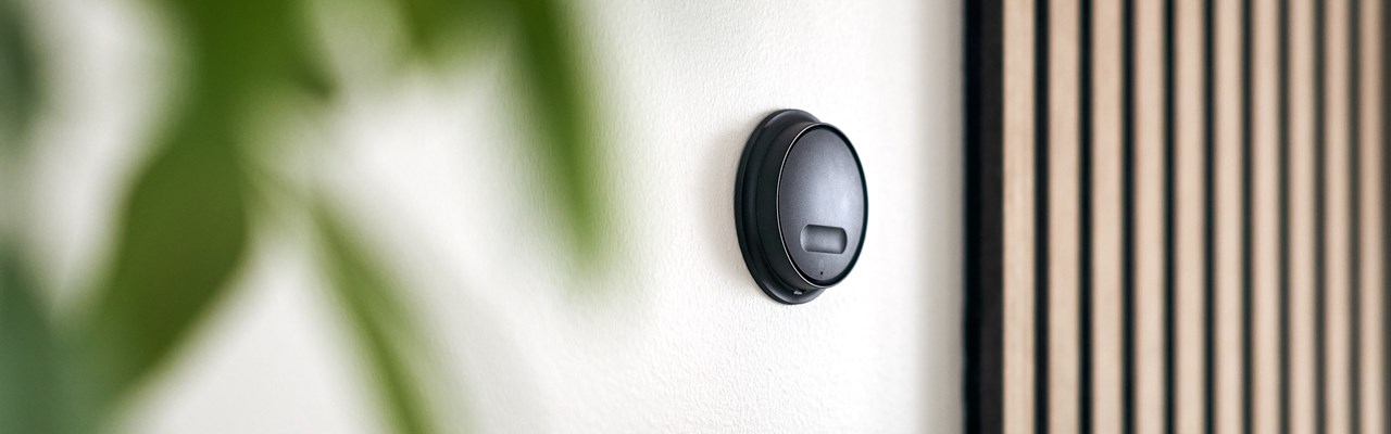 Svart LK Arc romtermostat på vegg