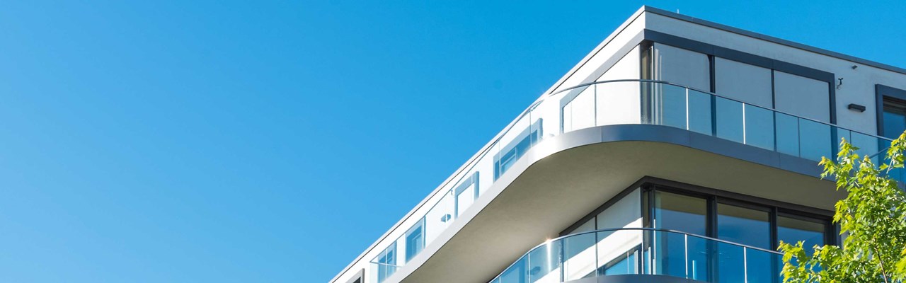 Moderne leilighetsbygg mot blå himmel