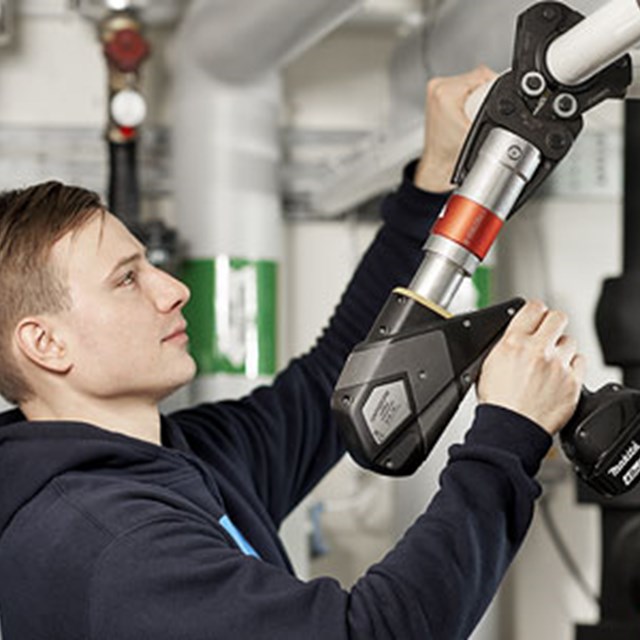 Pressverktøy i bruk med å presse koblinger