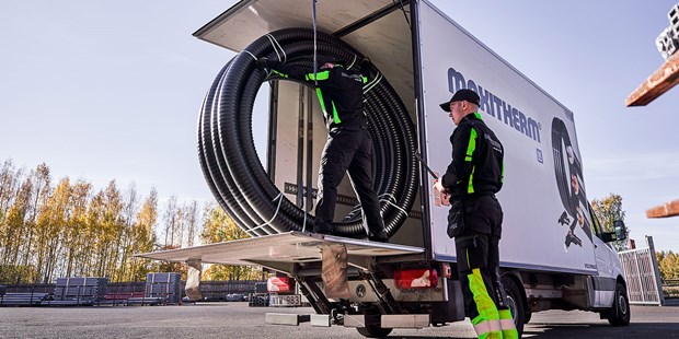 Maxitherm kulvertrør som blir lastet av bil