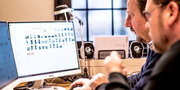 Personer som sjekker oppkoblete produkter fra LK på dataen